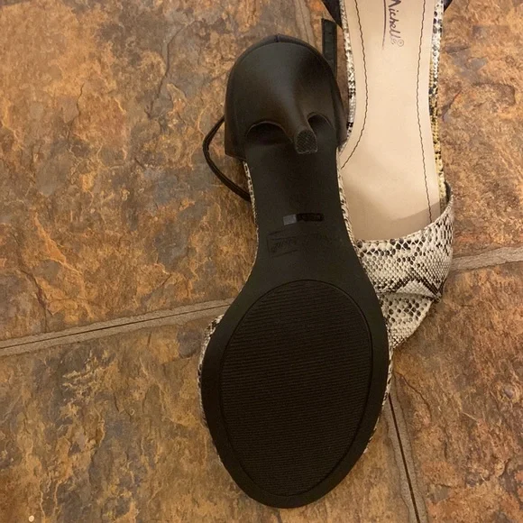 Anne Michelle Heels. Size 8 - Picture 3 of 4